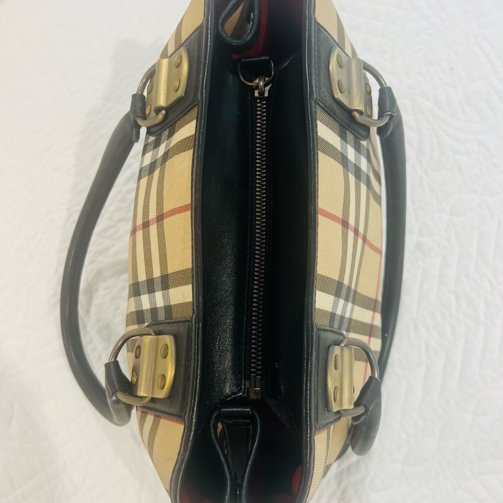 💄 Burberry Beige Check Canvas Tote with Black Leather Trim and Gold Hardware - Picture 7 of 14